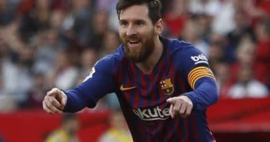 Messi falla 1 penalti y gana otro en Barcelona