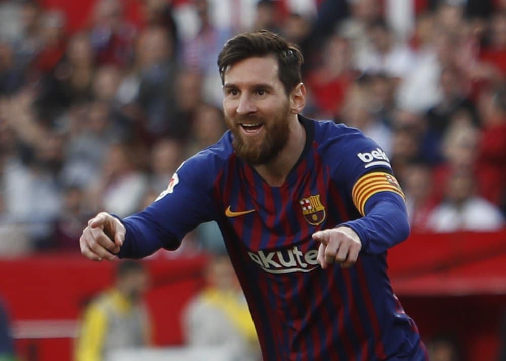Messi falla 1 penalti y gana otro en Barcelona