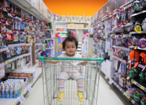 Nene en un carrito de compra